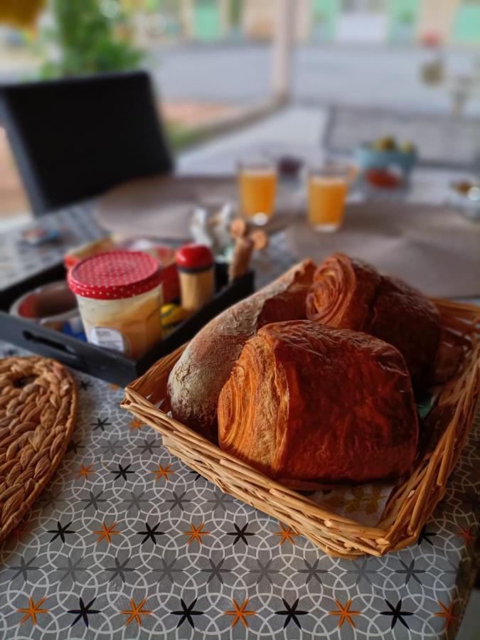 La Grenouille Amoureuse Menat Eksteriør billede